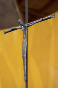 Crucifixo. Arte de Cláudio Pastro