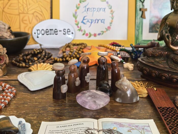 pequeno presépio em altar, com a frase poeme-se